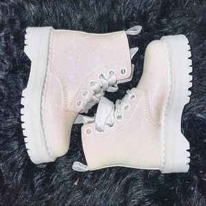Dr Martens Molly in Iridescent White Glitter